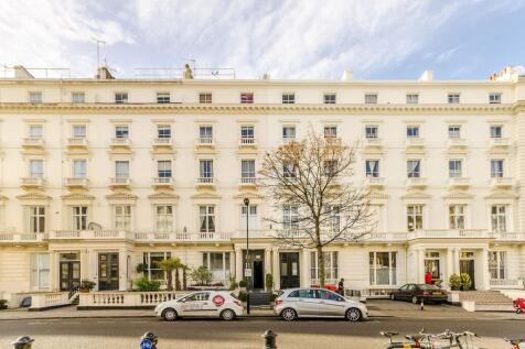 LONG LET. Set in an enviable area in Notting Hill, this lovely second floor studio flat boasts bright and spacious living space with a modern shower room.