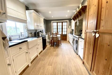 KITCHEN/BREAKFAST ROOM: