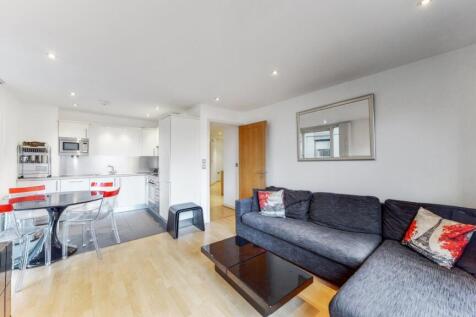 Available early October 2026, asuperbly maintained corner aspect apartment in the ever popular Brewhouse Yard with 24 hour concierge service. The property is located on the fourth floor (with lift) an