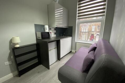 A recently refurbished self-contained small studio flat conveniently located for High Street. Utility bills included