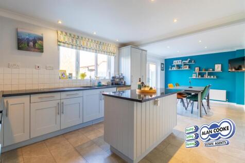 FITTED KITCHEN
