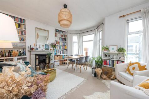 Presenting this substantial first floor, two double bedroom conversion to the lettings market. Conveniently located moments from both Kensal Rise and Kensal Green stations