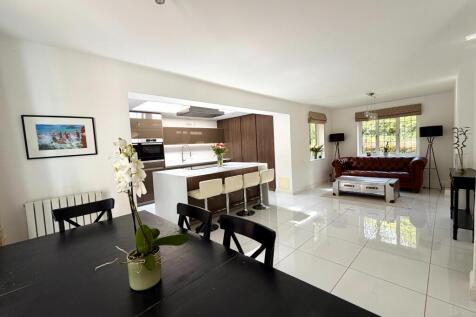Kitchen / Dining