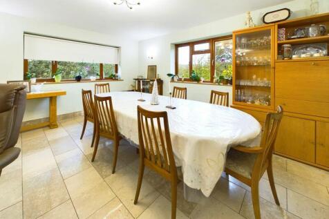 MAIN LOUNGE DINING AREA