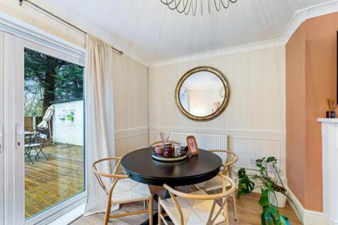 118 Coronation Drive dining area.jpg