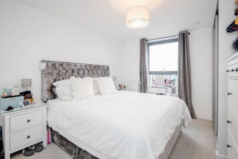This wonderful high spec 2 bed 2 bathroom apartment with communal gardens and a balcony will be available furnished asap. Set just a short distance away from Bermondsey and Elephant and Castle station