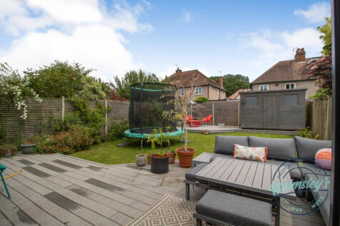 Composite decking & gardens