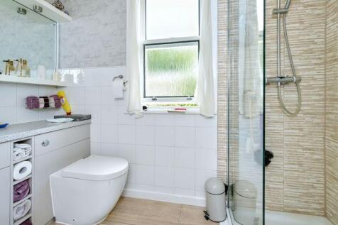 4 bed, 3 bath Detached in Leeds - Photo 15