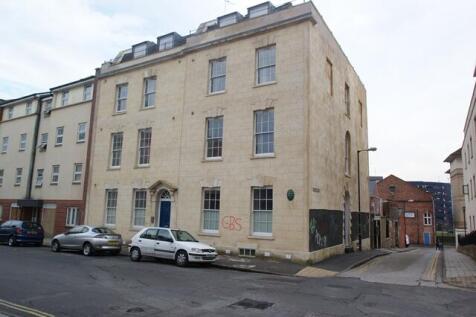 A fantastic modern two bedroom top floor flat, minutes from Cabot Circus and the City Centre. The apartment has a good size open plan kitchen/living room with feature wooden beams, the kitchen comes w