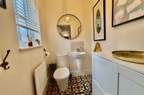 Guests Cloak Room/WC