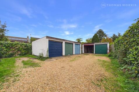 Garage Bloc To Rear