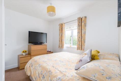 4 bed, 2 bath Detached in Leeds - Photo 15