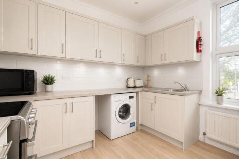 Spacious 5-bedroom, 2-bathroom house available in the heart of SE1, offering excellent access to Central London. Ideally located close to Bermondsey and Borough stations, as well as London Bridge, pro