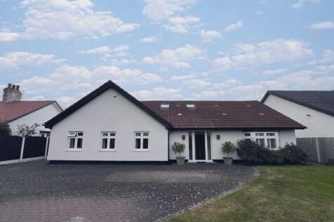 Stylish Dormer Bungalow – Perfect Base for The Open 2026 Located in the sought-after area of Blundellsands, this beautifully presented dormer bungalow provides an exceptional base for up to eight gues
