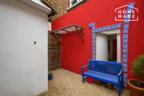 Located on the ever-popular Fulham Road, this unique studio apartment offers an excellent combination of character, practicality and location.