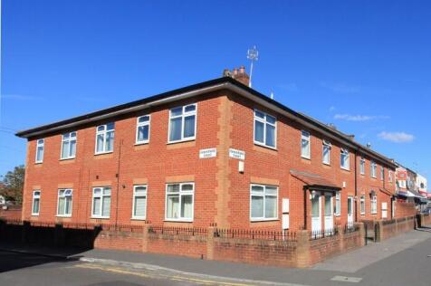 Ideal for 3 sharing professionals. This 3 bedroom furnished apartment is near to Southmead Hospital and is available from 15th September.