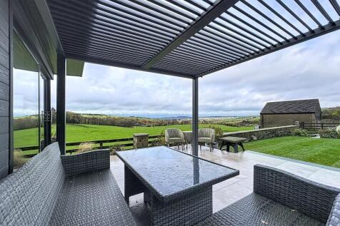 Covered patio. Ga...