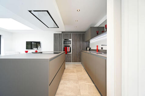 4 bed, 2 bath Detached in Sheffield - Photo 8