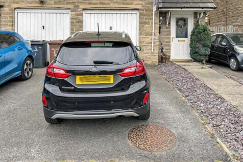 Single Integral Garage / Off Street Parking:
