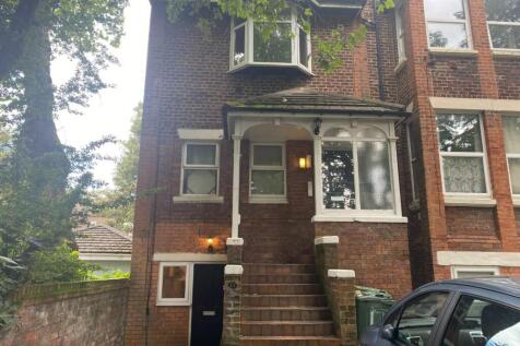 Hunters are delighted to offer to let this well-presented studio apartment, ideally located on the sought-after Greenheys Road. The studio is fully furnished and features a comfortable double bed, a d
