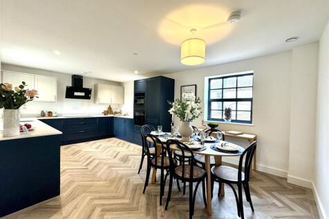 OPEN PLAN KITCHEN/DINING/FAMILY ROOM