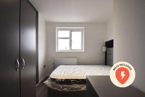 ***PROFESSIONAL ROOM LET***ENSUITE ROOM***Double bedroom in a newly renovated six double bedroom house on Lynton Road in Bedminster, offered fully furnished and available NOW.