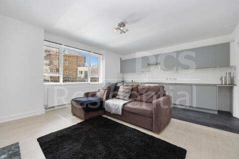 Spacious two bedroom ground floor flat offered in excellent condition. Benefits include large reception, large main bedroom with fitted wardrobes, good size second bedroom, attractive bathroom and lar