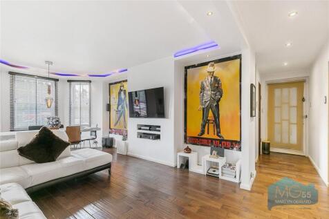 A 1930's built ground floor apartment with 3 bedrooms and modern decor throughout for sale, with no onward chain.