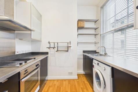 Flat in GL50 3NU