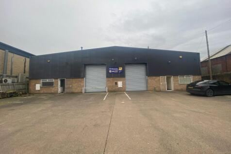 Distribution Warehouse to rent in apperley bridge
