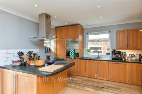 Kitchen/ Dining Room