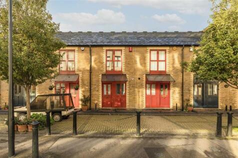 A charming two double bedroom terraced house in the very heart of Shad Thames. Houses in the area are few and far between. Presented in beautiful condition this property would be ideal for a young fam