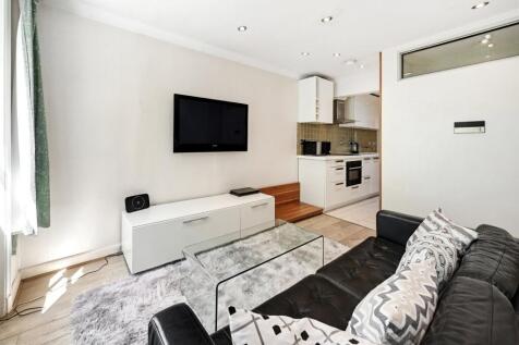 Delightful 2nd floor period apartment overlooking the communal garden square. The property benefits from wood flooring, a modern fully fitted kitchen and bathroom, double bedroom and separate receptio