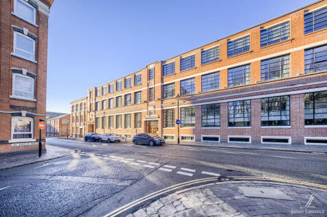 This bright and airy studio apartment offers the ultimate City Centre accommodation for working professionals wanting to be within budget but within close proximity to Birmingham City Centre. Offered
