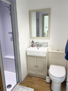 EN-SUITE SHOWER ROOM