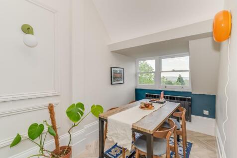 SITTING LIVING DINING ANF KITCHEN