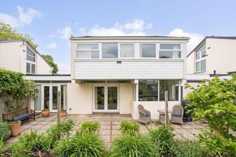 Having a stylish and beautiful contemporary finish throughout, an exceptional and light filled, 4 double bedroom, two-storey link-detached house benefitting from semi open-plan living, well-stocked so