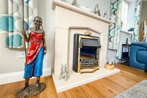 ALTERNATIVE VIEW OF LOUNGE