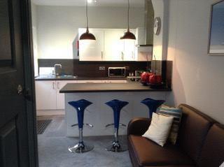 LARGE EN-SUITE ROOM | Fully Furnished | Beautifully Designed | Food Prep Area | First Floor | On Street Parking | Quiet Location | En-Suite | NO FEES |