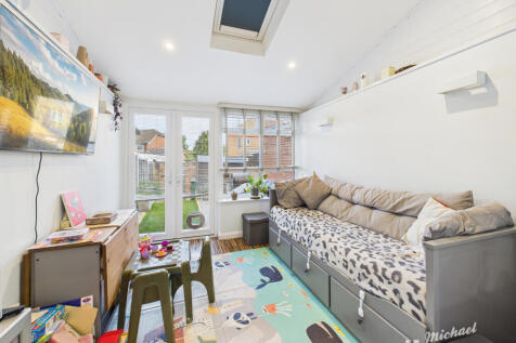 CAM03852G0-PR0429-STILL011