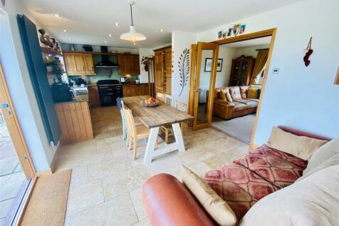 Kitchen/ Dining Room