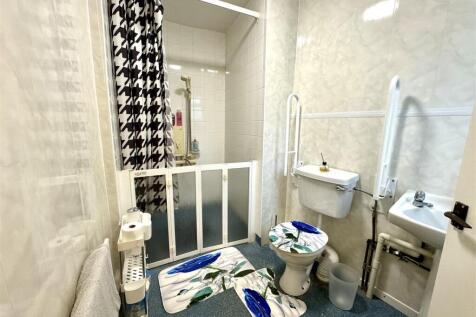 REAR HALL / SHOWER ROOM