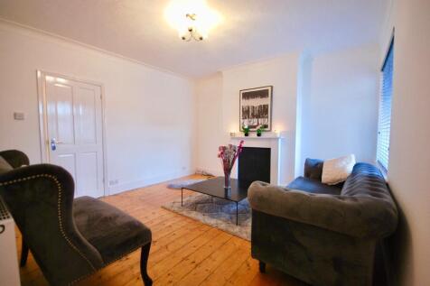 Townhouse are pleased to offer a superb mid terraced student/professional property which has been finished and furnished to a very high standard. The property boast from a new renovation wi...