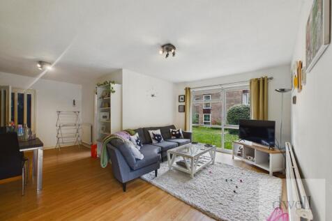 ***Available 3rd August – Bright 2 Bedroom Ground Floor Apartment*** – Dwell are delighted to present this well-maintained part-furnished apartment within the popular Park Villa Court development in R