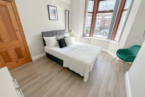 £95.00 PER PERSON PER WEEK- PROFESSIONAL HOUSE SHARE - RECENTLY REFURBISHED