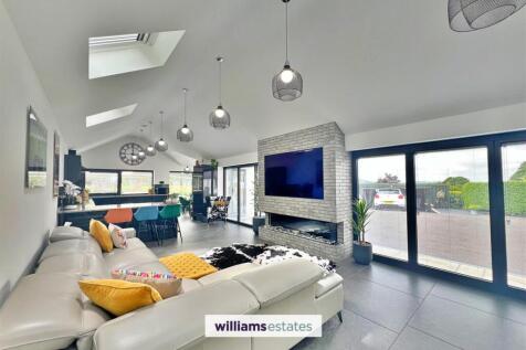 Open Plan Kitchen / Living Area