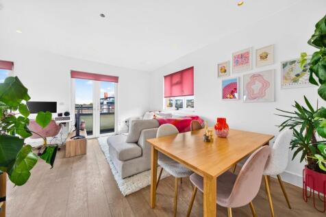 Open-plan living / kitchen / dining area