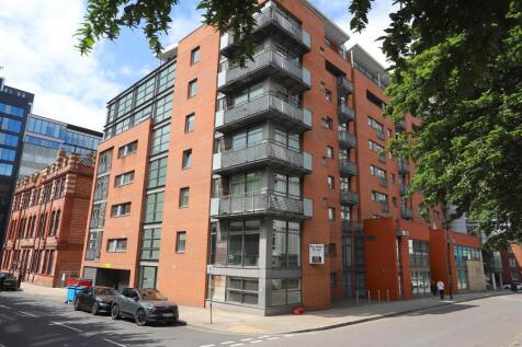 Rossetti Place is located in the heart of Manchester City Centre, offering easy access to Deansgate, Spinningfields and Castlefield. This spacious one-bedroom apartment has been freshly redecorated th