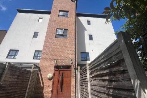 Modern, luxurious one bed top floor Apt Available Mid October. Complete with nice furniture and neutral decoration. With generously proportioned open plan lounge/kitchen/dining room with Juliet balcon