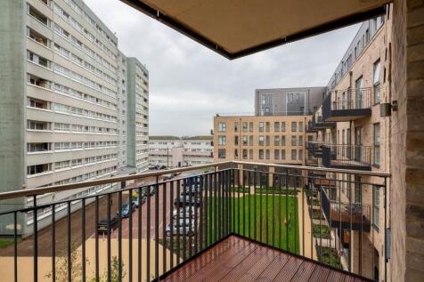 Spacious 2 bedroom flat with 2 bathrooms, moments away from East Acton Station available in August .Furnished and just a 10 minute Walk from Acton Central (Overground)Plenty of storage, balcony and re